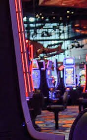 Tampilan studio live casino dengan dealer dan meja permainan di 88 toto